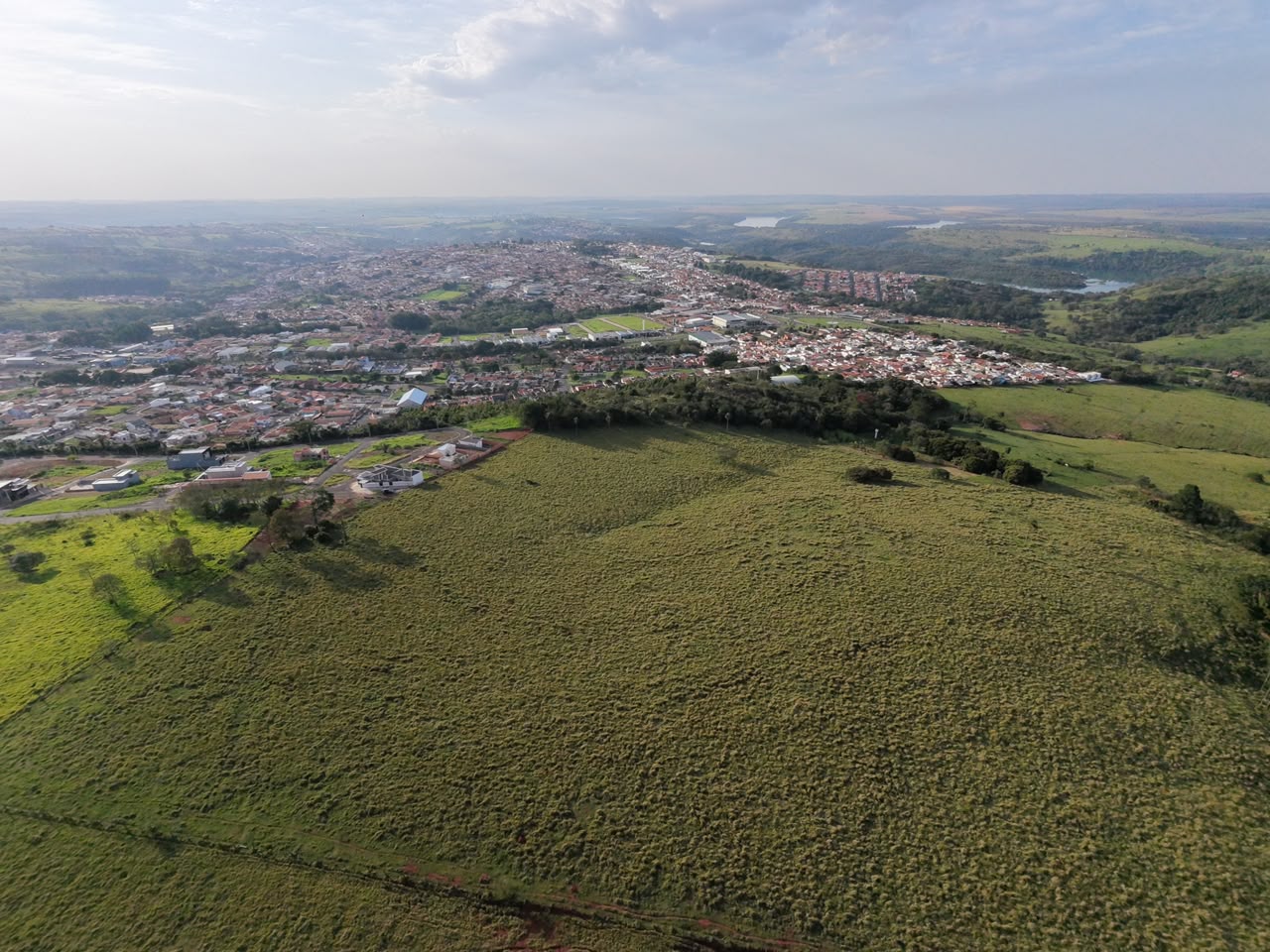 Vista da área com o centro de Piraju ao fundo