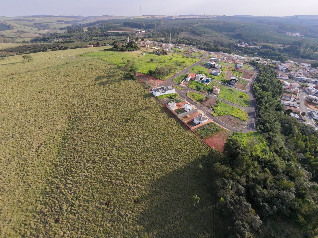 Comparação aérea entre o terreno e o bairro Jardim Cristal em Piraju